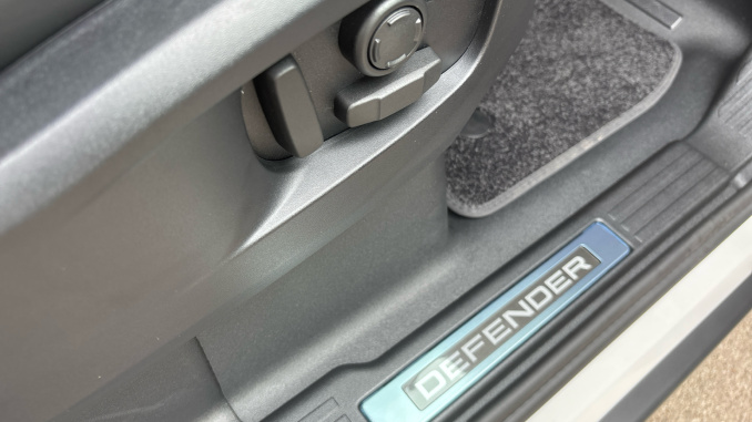 Land Rover Defender 3.0 D350 X-Dynamic HSE 90 3dr Auto Diesel Estate - Image 30